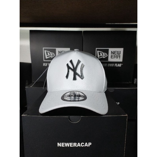 TOPI BASEBALL NY PUTIH LOGO BESI HITAM