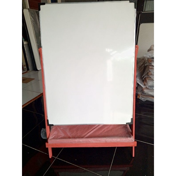 

PAPAN TULIS WHITEBOARD PLUS KAKI KAYU 50×70 LACI