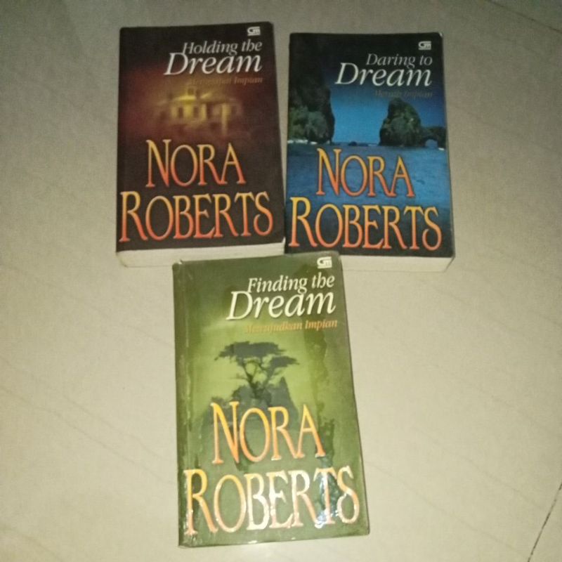 Novel Daring To Dream, Dinding The Dream, Holding The Dream by Nora Roberts