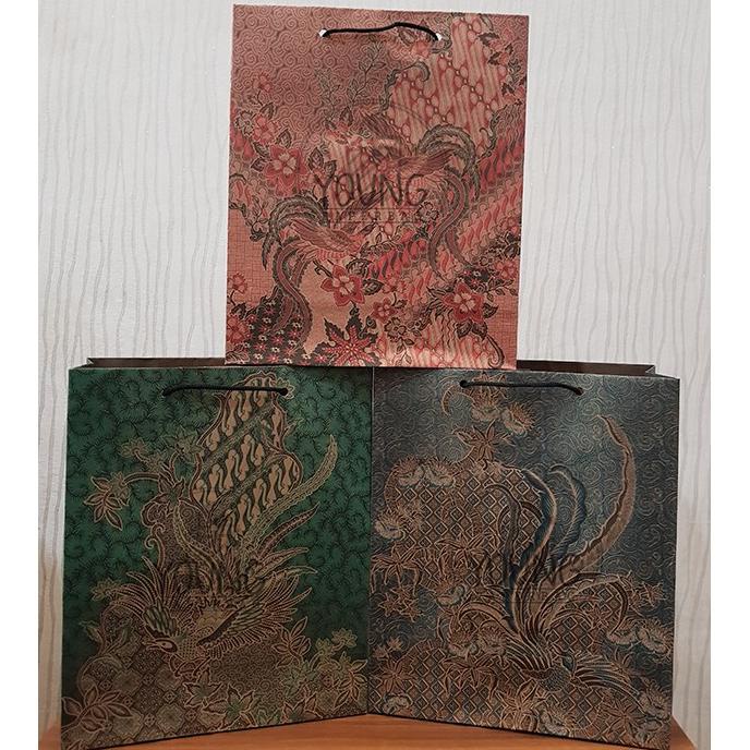 

Trend - Paper Bag / Tas Kertas Batik Buku Motif Burung Uk.21x9x25,5 (1 lusin (12pcs)) ,,