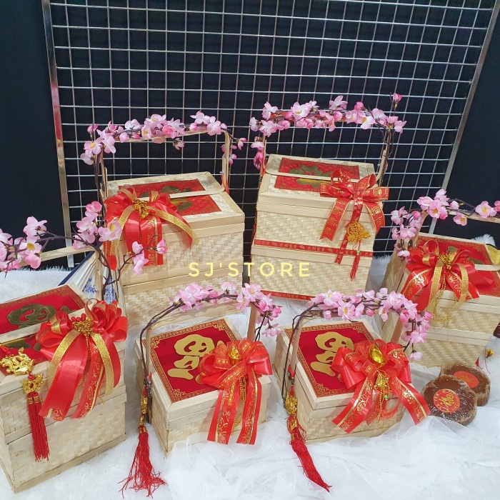

Chinese new year box hampers kue