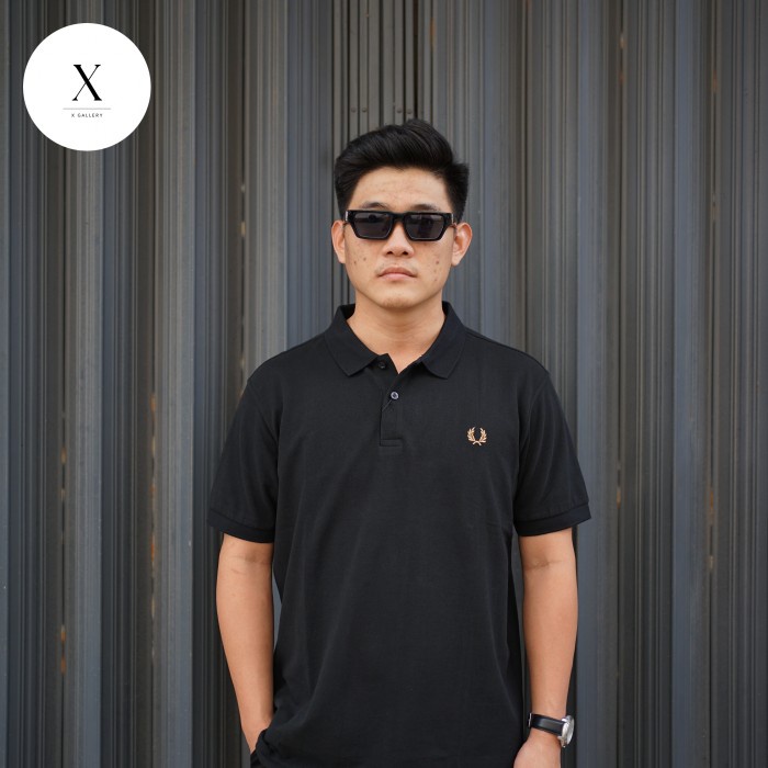 Fred Perry Polo Gold Logo Basic In Black Kaos Pria dan Wanita Original