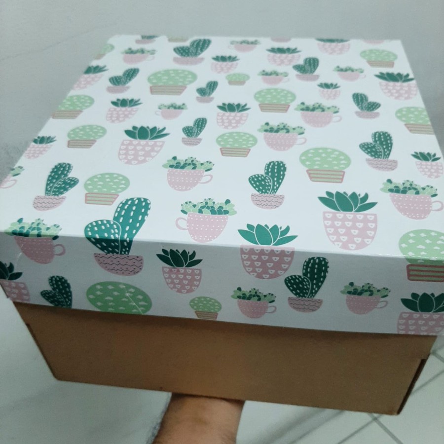 

5 pcs dus box tutup kaktus hijau putih alas coklat uk 22 x 22 x 10 cm