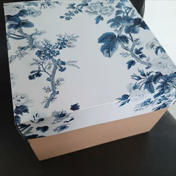 

5 pcs dus box tutup navy putih flower alas coklat uk 25 x 25 x 16 cm