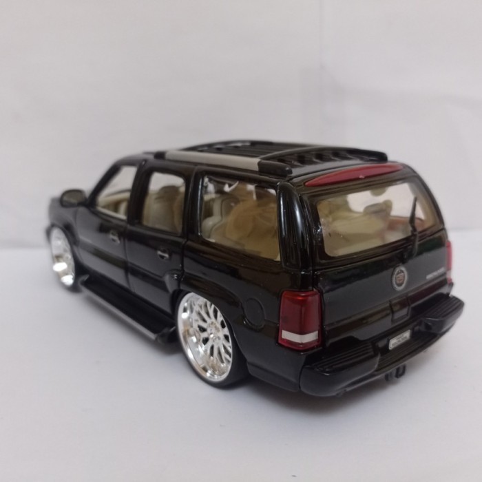 Flash Sale Diecast Cadillac Escalade Hot Rider Collection Welly 1:24 Mobil Mainan Termurah