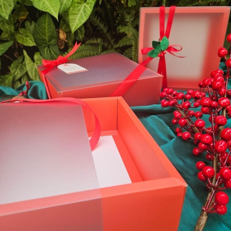 

Grosir UK. 22X12X7 CM BOX KUE MERAH MIKA BURAM COCOK UNTUK NATAL IMLEK
