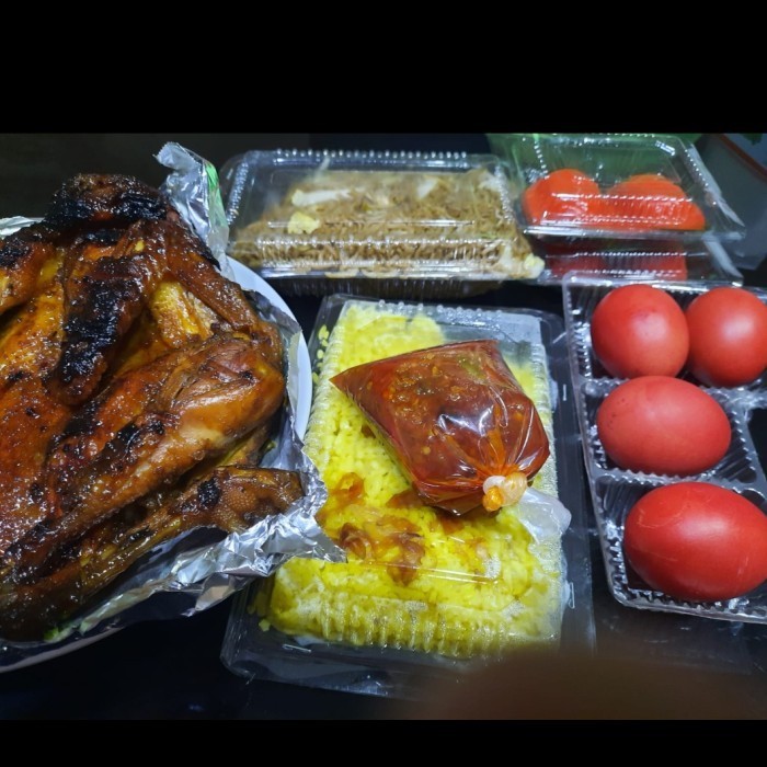 

Ready Paket Man Yue/Ulang Tahun Ayam Bakar Kue Ku Telur merah ketan kuning