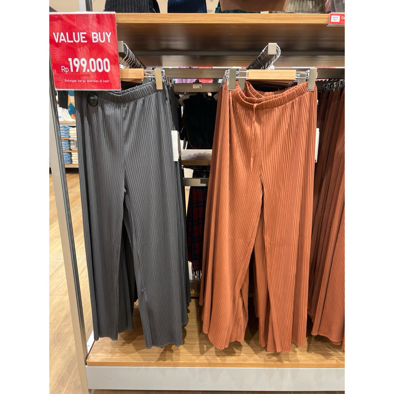 [ONLINE EXCLUSIVE] uniqlo celana lurus lipit