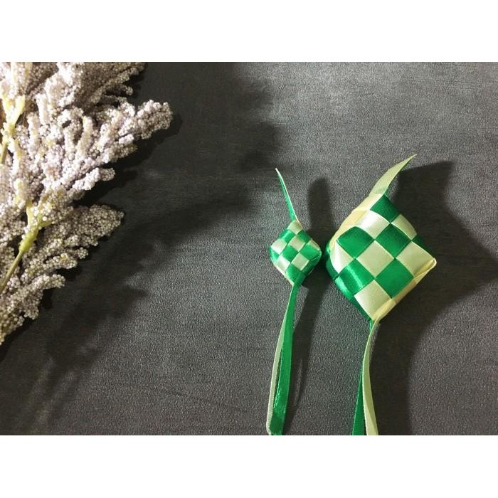 

Ketupat Mini Premium Pita Satin Isi Dacron 092