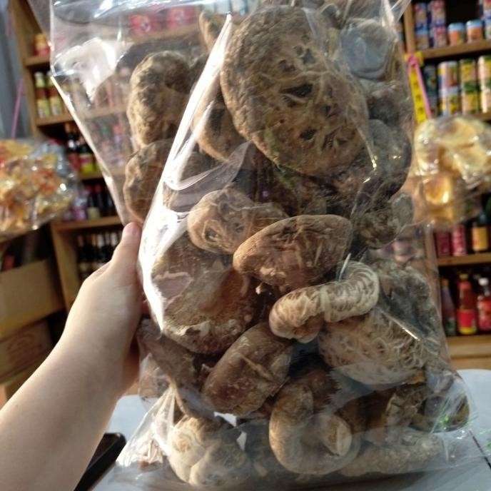 

Jamur Hioko Kering / Shitake Mushroom Kering ukuran 5-7 500gr (TEBAL)