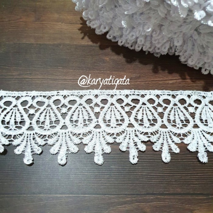 

Renda Bordir Giper Putih Kode 32901 - Lebar 6 cm Panjang 15 Yard