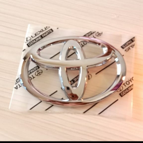 LOGO EMBLEM LAMBANG GRILL DEPAN TOYOTA INOVA GRAND 2010 2015 ORIGINAL