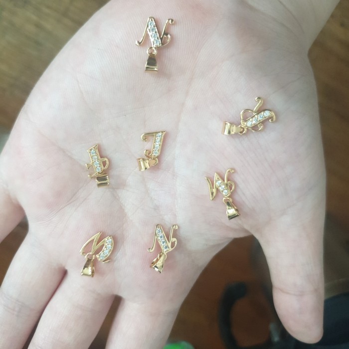 LIONTIN HURUF BALOK EMAS