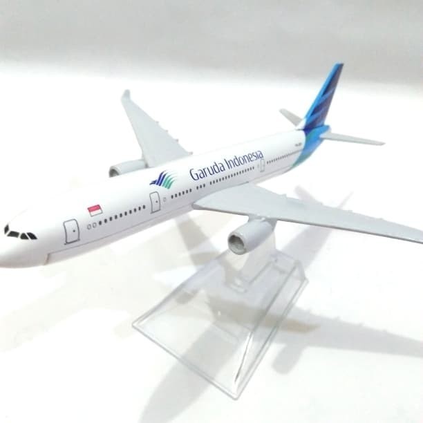 Pesawat Diecast Niatur Garuda Indonesia Boeing 777-300Er