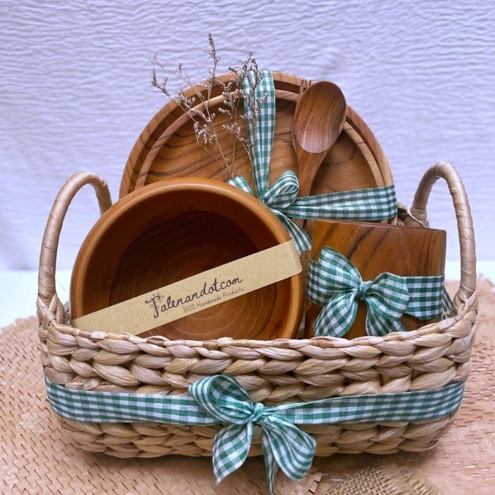 

Hampers Dining Set Kayu