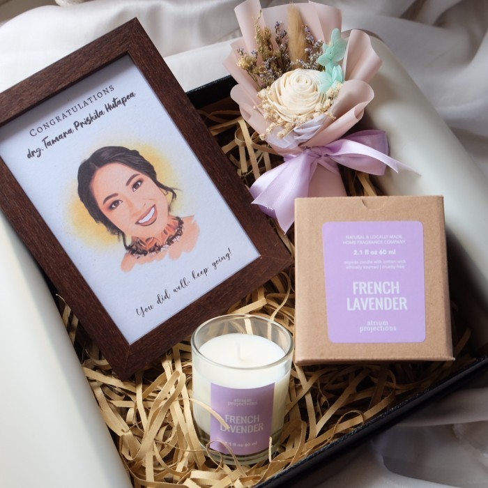 

Hampers Wisuda Hadiah Frame Ilustrasi Scented Candle Buket Mini