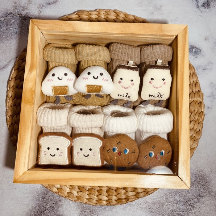 

Hampers Bayi / Wooden Gift Box (Socks) / Kado Lahiran Bayi
