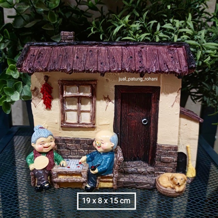 Patung Kakek Nenek Rumah