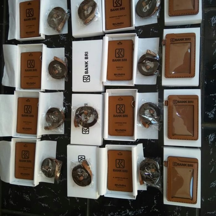 

BARANG TERLARIS Name Tag kulit premium free custom nama dan logo