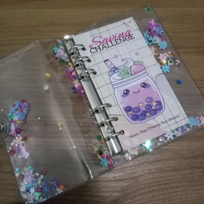 

COVER BINDER MENABUNG A6 / COVER SAVING CHALLENGE FULL COLOR / SAMPUL TANTANGAN MENABUNG / COVER BINDER A6 DESAIN UNIK MENARIK BAHAN BERKUALITAS