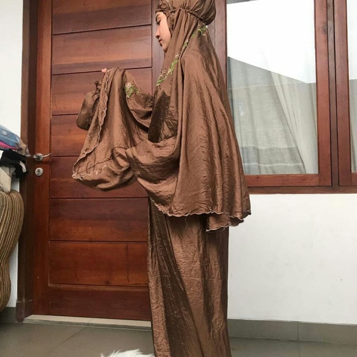 Mukena Traveling Parasut Avanza Bordir Coklat Tua