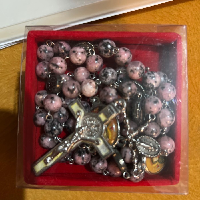 Mayu Rosario Batu Warna Pink