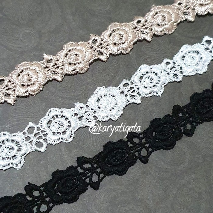

Renda Giper/Gyper Bordir Tengah Motif Mawar 52935 Lebar 2 cm (15 Yard)
