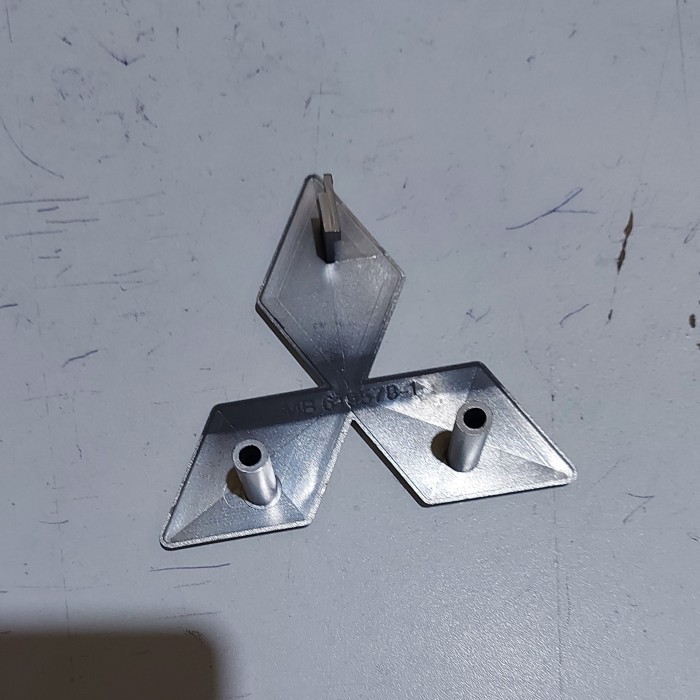 Logo Tiga Berlian Grill Pajero V43 Bgn Depan Pajero V43 1995