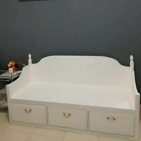 Sofa Kursi Dipan Bale Kayu Finishing Duco Putih Dengan Laci Drawer Derinalaa