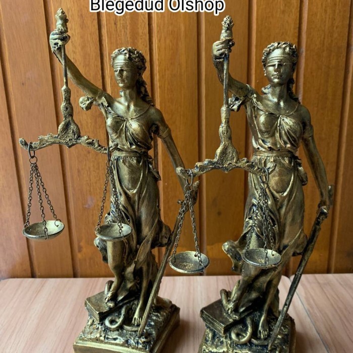 BERGARANSI PATUNG DEWI KEADILAN