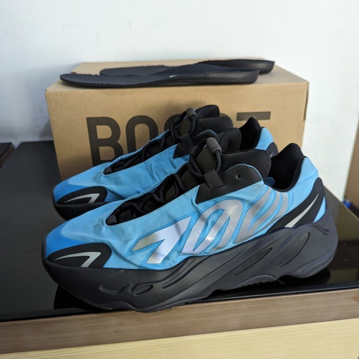 YEEZY 700 MNVN BRIGHT CYAN