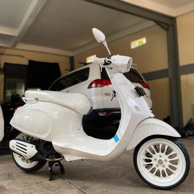 Vespa X Justin Bieber Edition (Inc Helm&Glove) Plat B