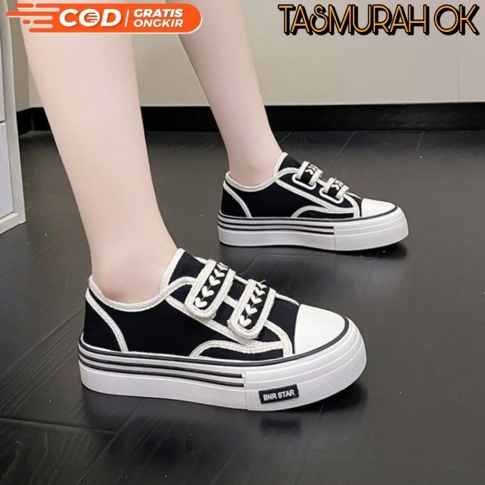 Sepatu Sneakers Hitam Wanita Tanpa Tali Slip On Perekat