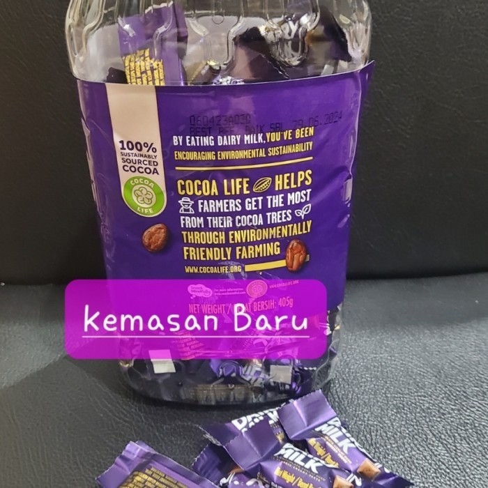 

Ready Coklat cokelat Cadbury Dairy Milk toples 405 gram isi 90 pcs