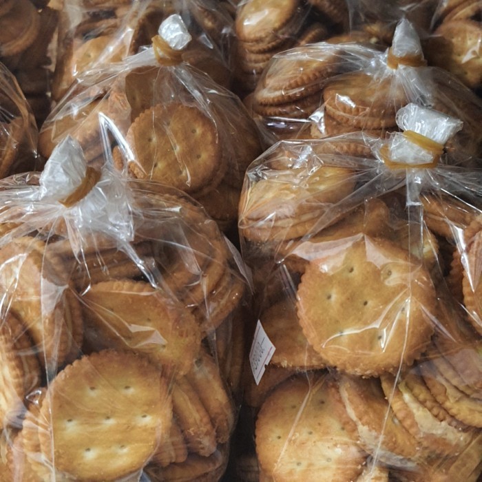 

BERKUALITAS biskuit kacang Malaysia Julies peanut butter crackers 500gr halal BPOM