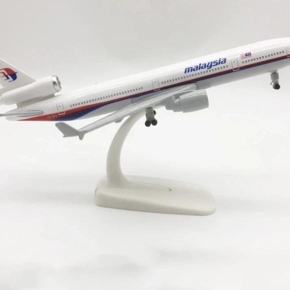 Niatur Diecast Pesawat Md11 Malaysia 20 Cm Asa Roda
