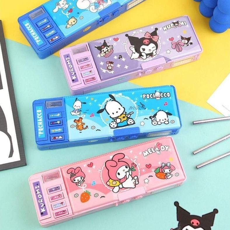 

qw-7 Ready StockKOTAK PENSIL/Bahan Tahan Air Kuromi Tempat Pensil Password /Multifungsi Lapis Ganda Berkapasitas Besar Lucu- Termasuk Rautan Pensil Kotak Alat Tulis Premium