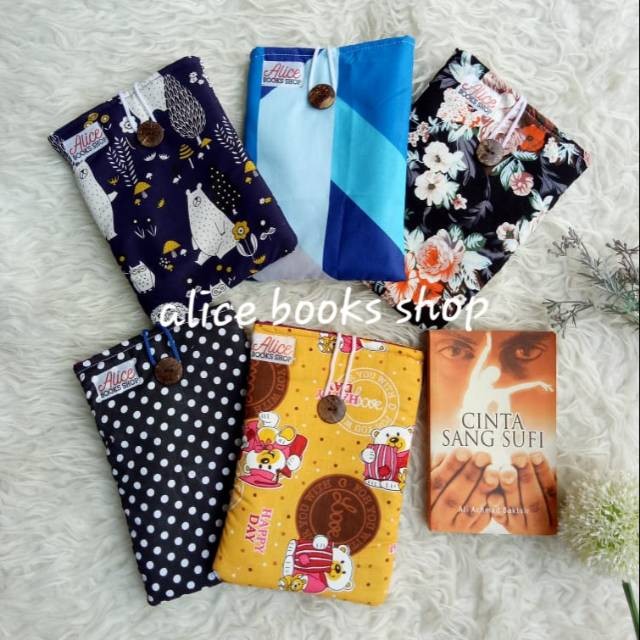 

BOOKSLEEVE / SARUNG BUKU / COVER BUKU / SAMPUL BUKU HANDMADE (MOTIF RANDOM) by ALICE BOOKS SHOP