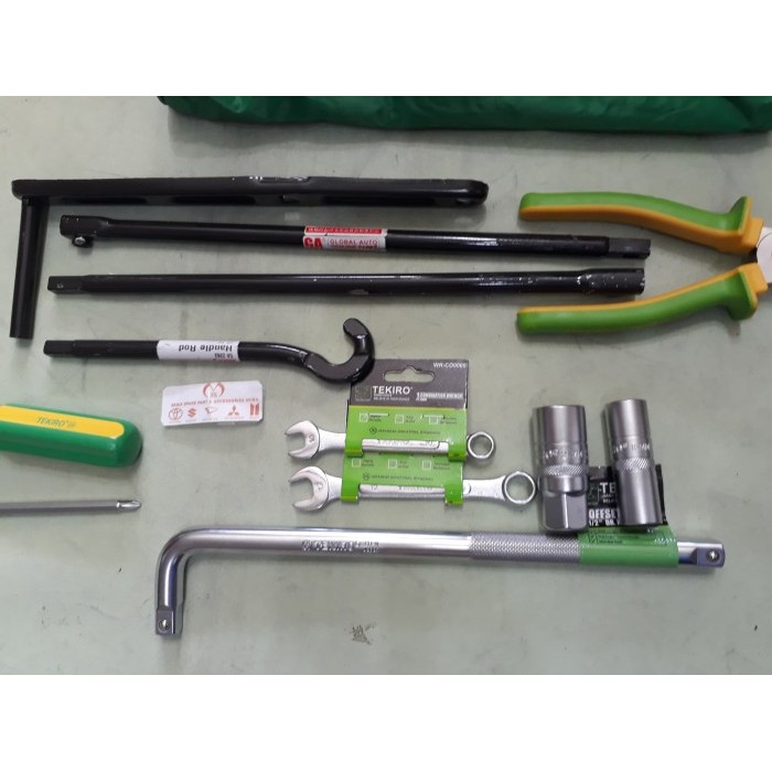 TOOL KIT KIJANG INNOVA / KUNCI BAN SEREP KIJANG INNOVA RESTOCK