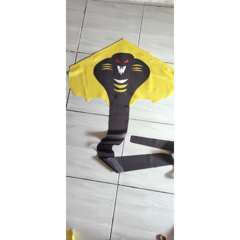 layangan kain motif ular cobra