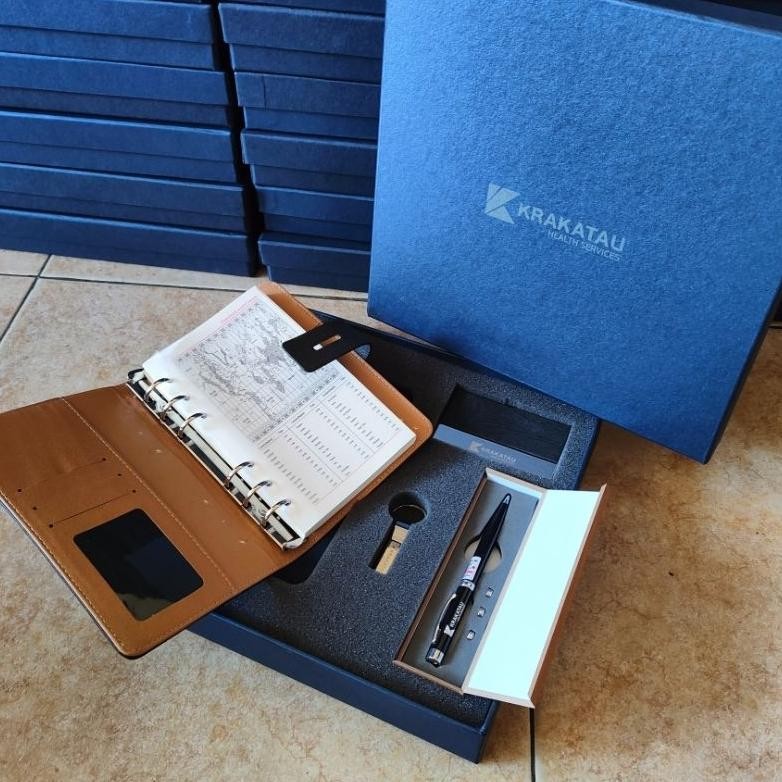 

rt-69 Giftset Premium Profesional Binder a6 + Pen Pointer + Card Holder + USB 32 GB Hemat