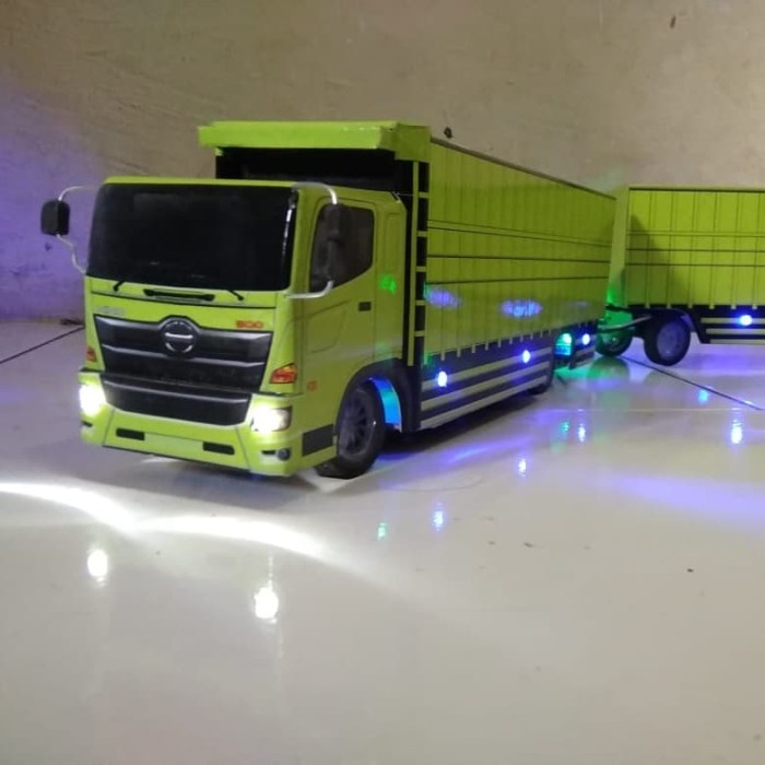 Miniatur Truk Gandeng Remot Control (RC)