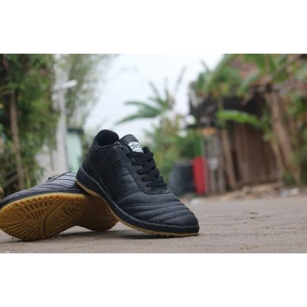 SEPATU FUTSAL ADIDAS KULIT HITAM POLOS
