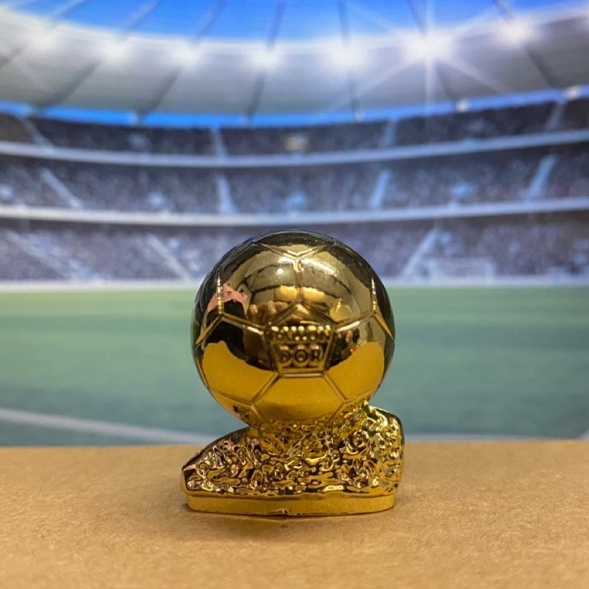 ` cS Figure Miniatur Trofi Ballon d’Or r Special Edition Sale.