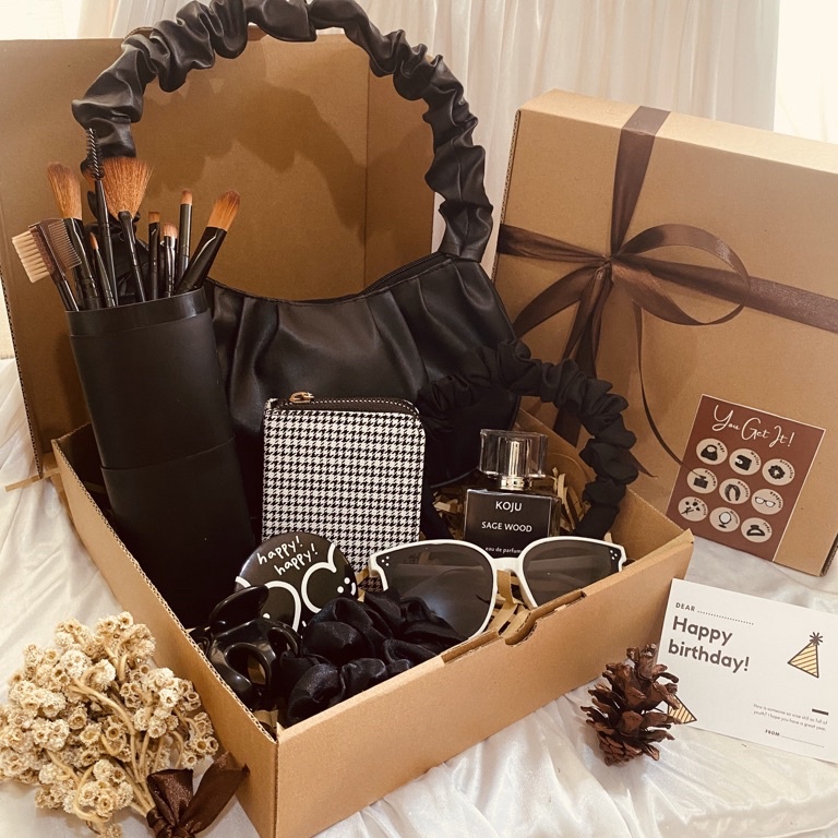 

80 HAMPERS / GIFT BOX / BOX HAMPERS / HAMPERS HIJAB / KOTAK KADO / HAMPER CEWEK / HAMPERS COWOK / HAMPERS WISUDA / HAMPER ULANG TAHUN / BISA COD Terkini
