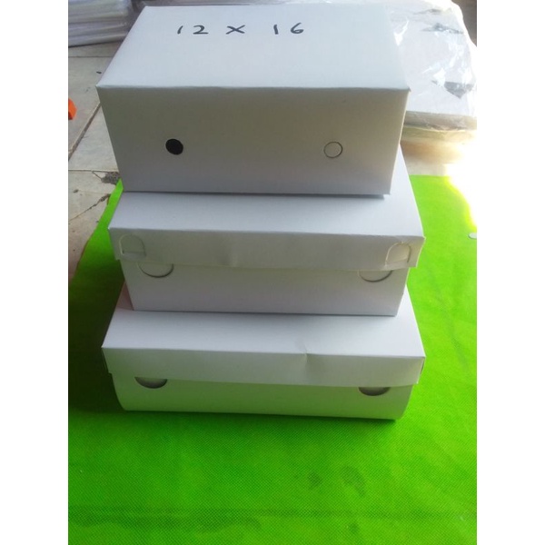 

bok kardus snack putih ukuran 12x16cm,18x18cm,20 20cm