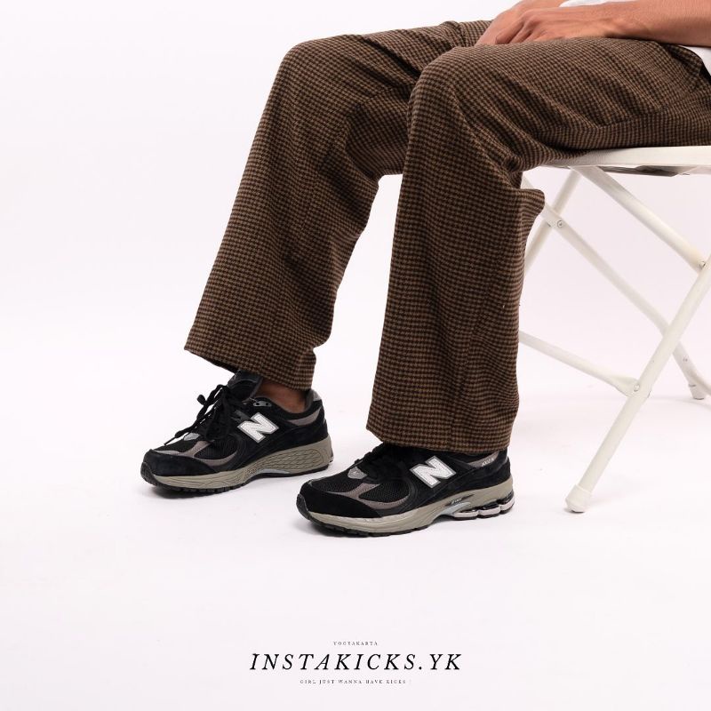 SEPATU NB 2002R BLACK GREY