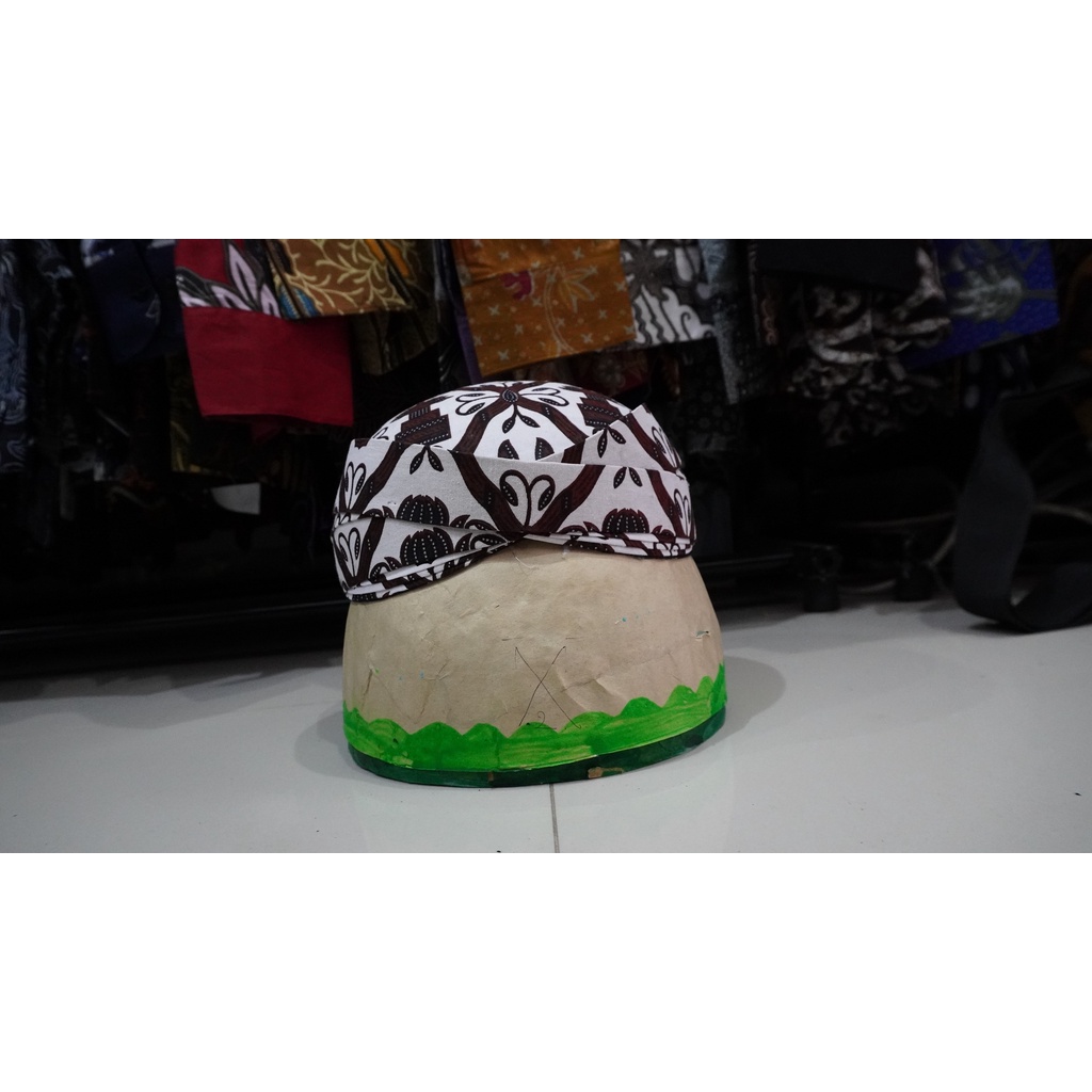 KEMEJABATIKSOLOKEREN BLANGKON SOLO PUTIH SIDOMUKTI