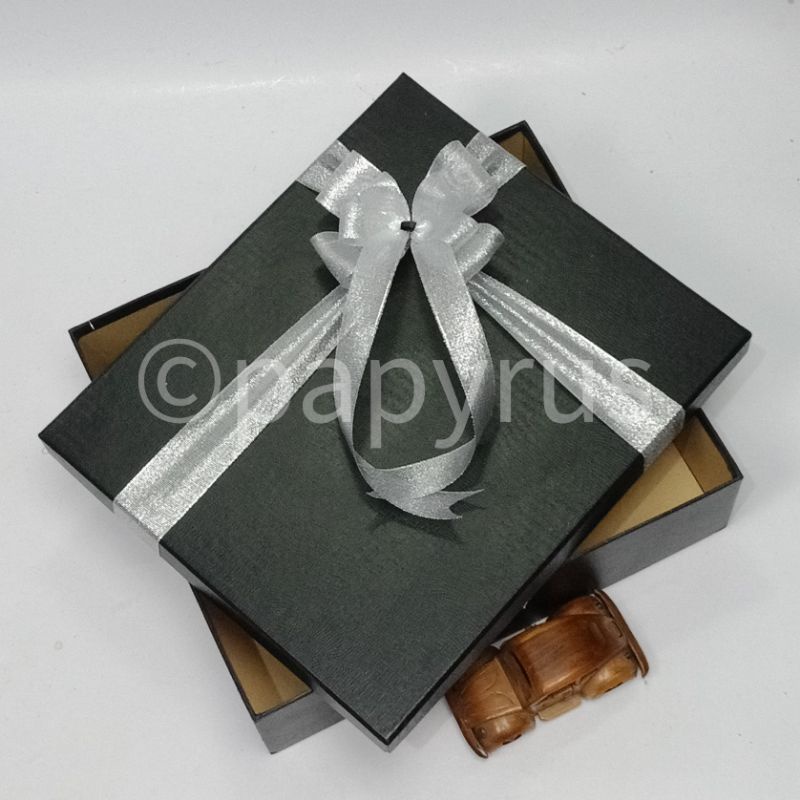 

Papyrus 30X35 Tinggi 10Cm Kotak Kado Gift Box Hadiah