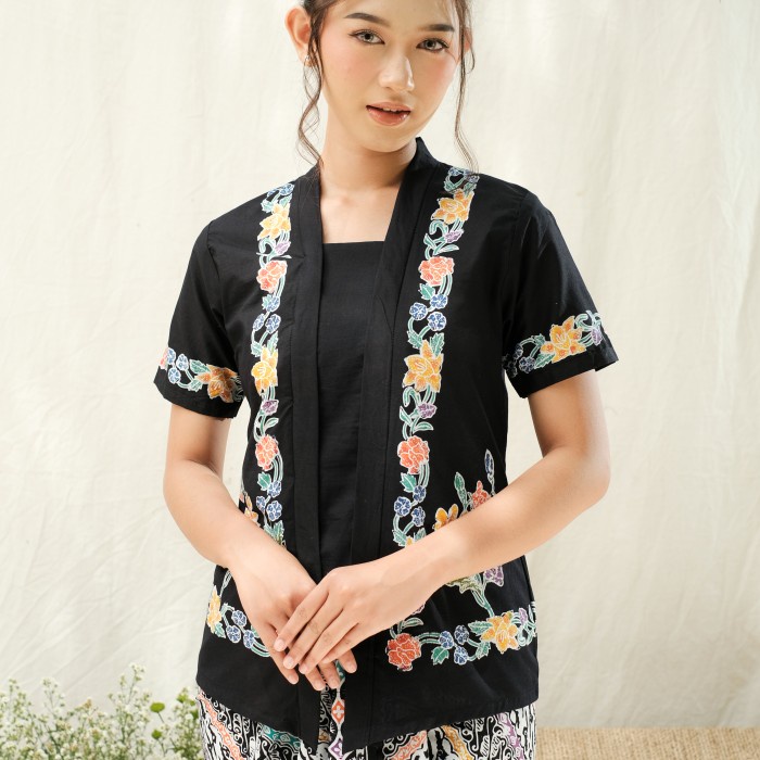 KEBAYA BATIK ENCIM PEKALONGAN LENGAN PENDEK MERADELIMA KATUN HITAM